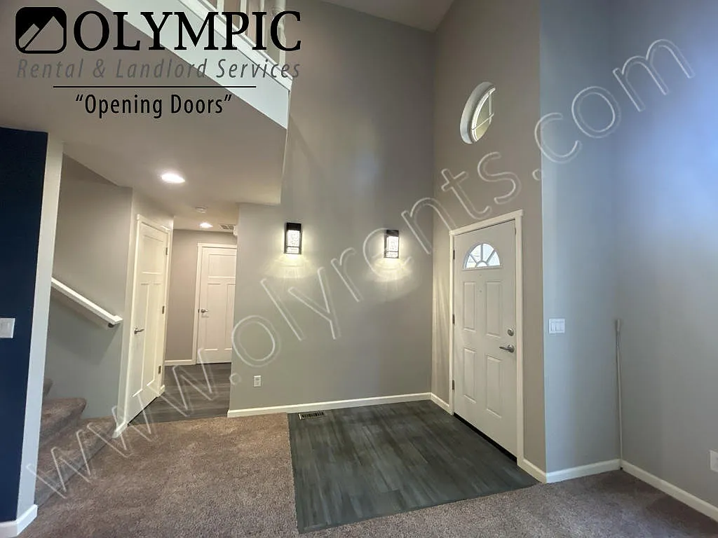 3 bed/2.5 bath home in Tumwater's Lakeside Estates w/ Lake Access & AC — Photo 4