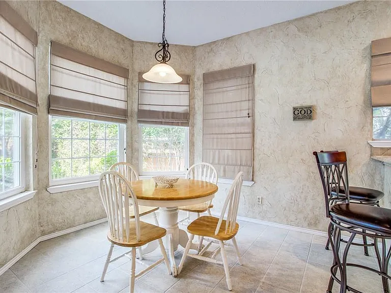 1405 Newbury Ln — Photo 18