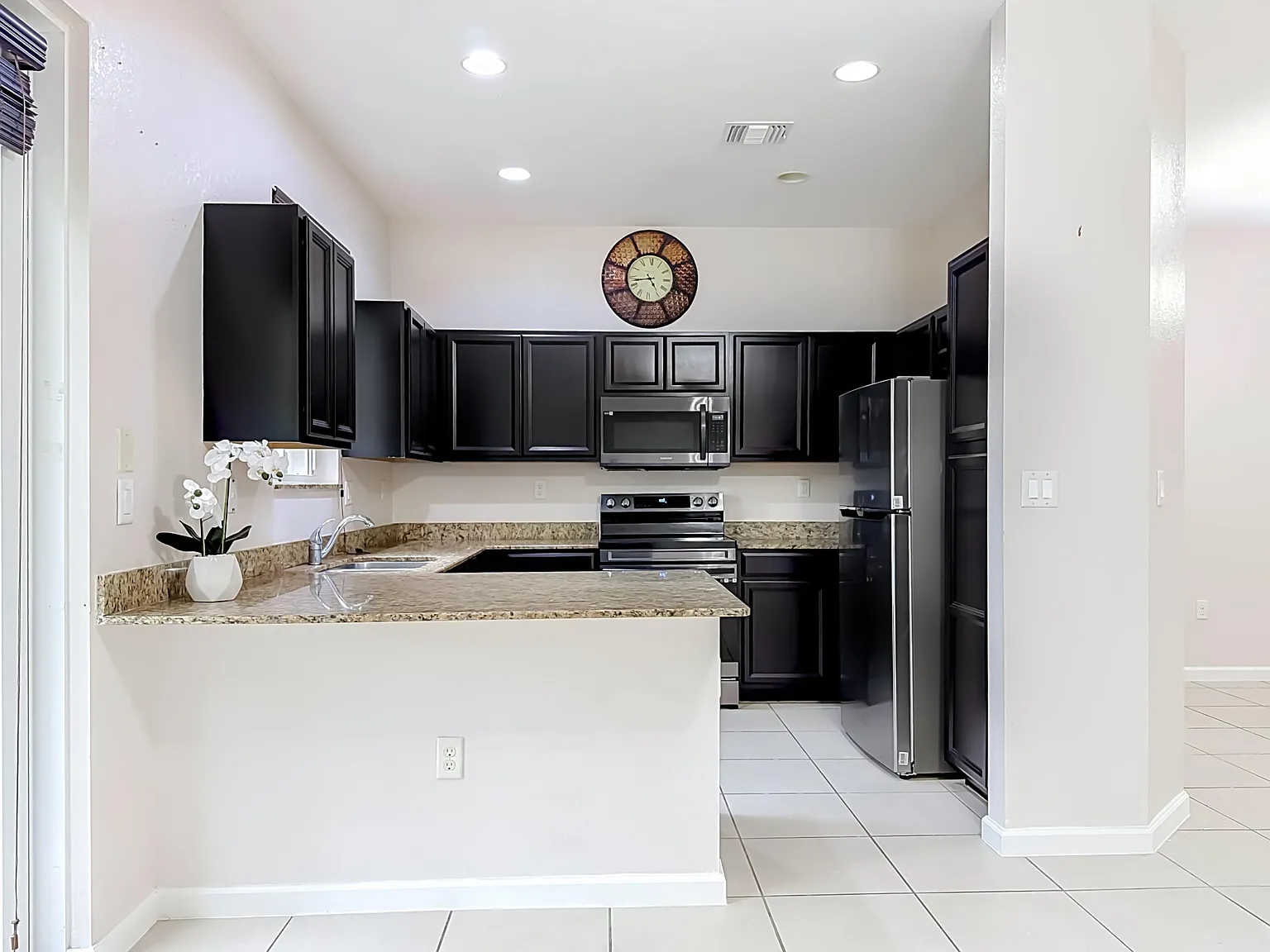 3 bed, 2.5 bath, 1589 sqft, $3,200 — Photo 4