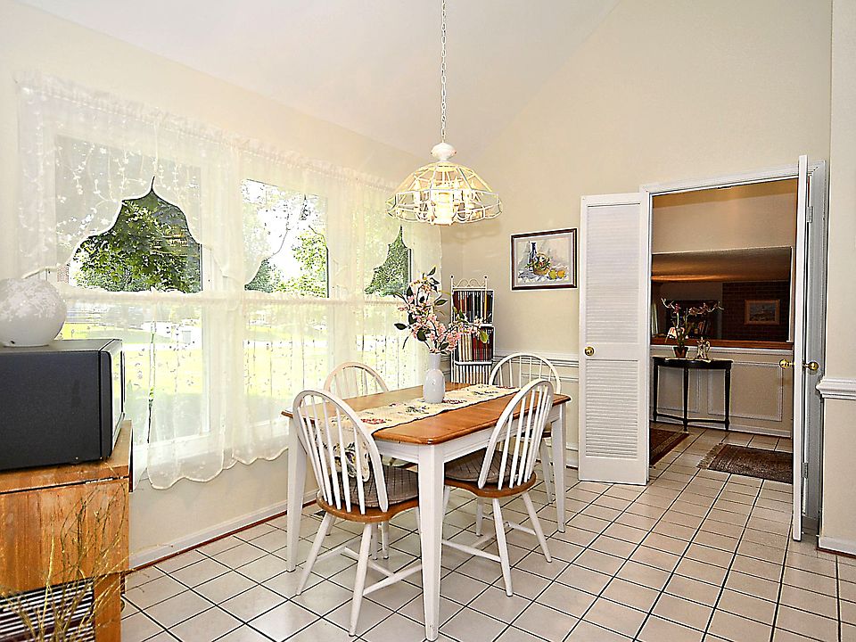 Eat-in kitchen