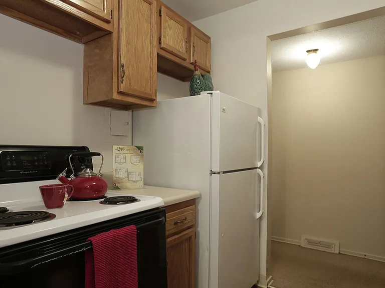 Ellacott Parkway Apartments — Photo 4