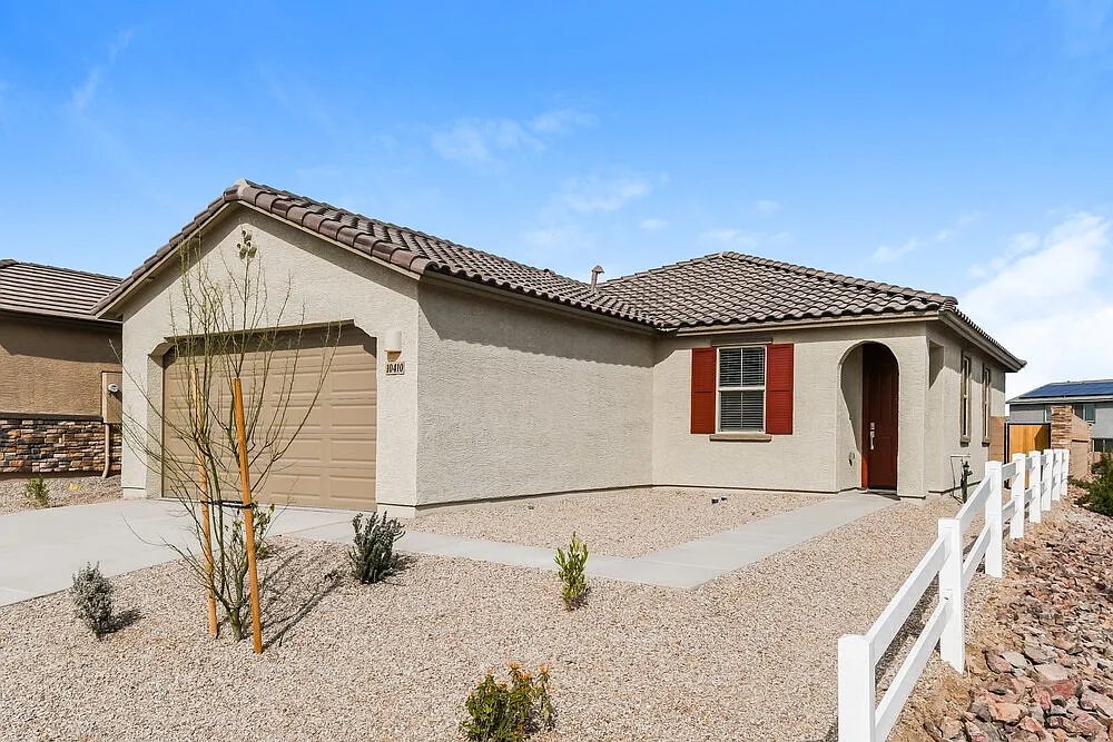 3 bed, 2.0 bath, 1230 sqft, $2,070 — Photo 3