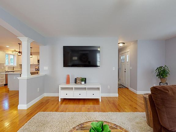 3rd image of 37 Chestnut Heights Rd