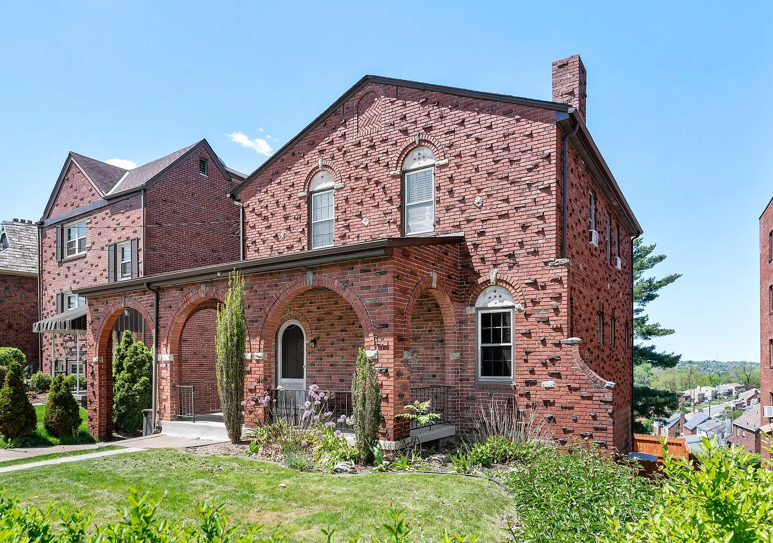 Spacious 4 Bed/2 Bath Home in Brentwood - Original Charm, Off-Street Parking - Available October! — Photo 1