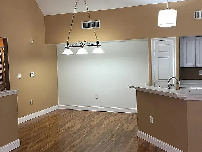 10570 Windsor Lake Ct — Photo 5
