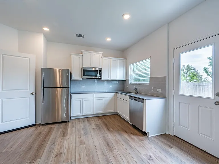 10217 Prague Ct — Photo 3