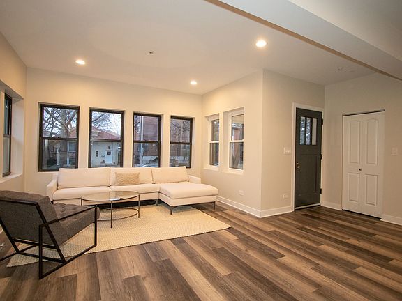 3rd image of 1140 S Oak Park Ave