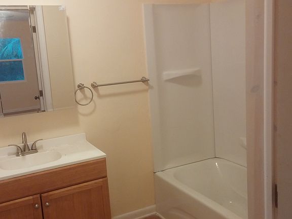 5th image of 220 SE 49th Dr