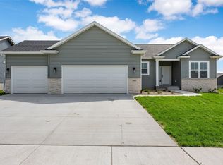 1442 Cardinal Dr, Fairfax, IA 52228