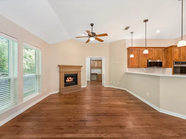2817 Naples Dr, Hurst, TX 76054