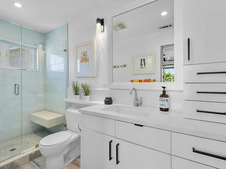 2219 Graham Ave — Photo 24