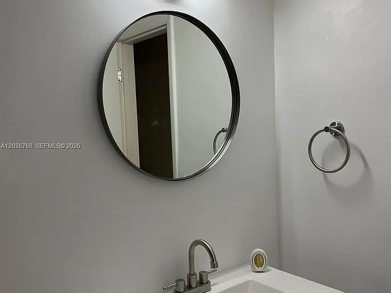 325 SE 2nd St #5 — Photo 3