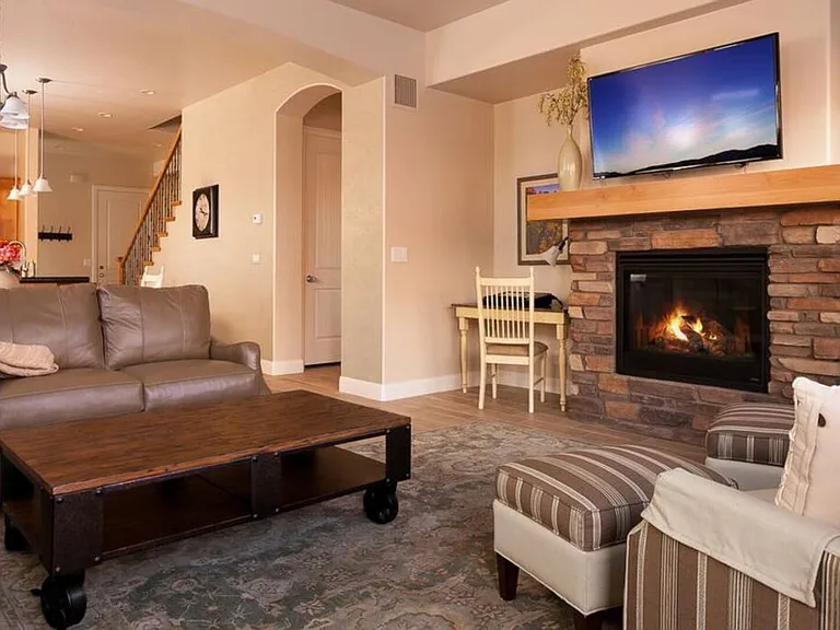 N Coral Ridge Dr — Photo 4