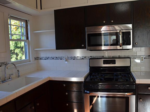 5th image of 1021 Pacific St