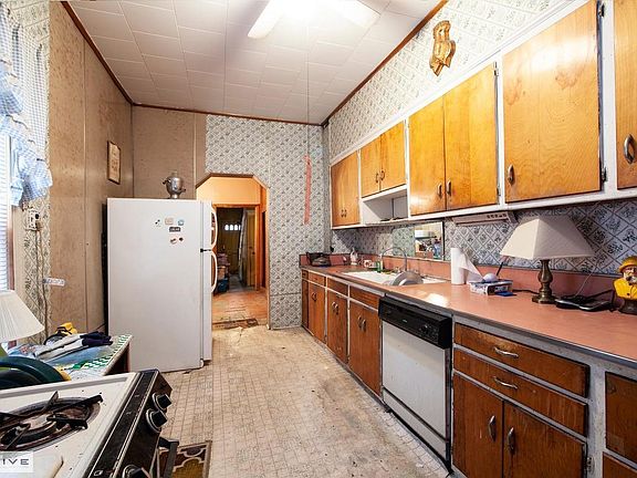 5th image of 732 Humboldt St