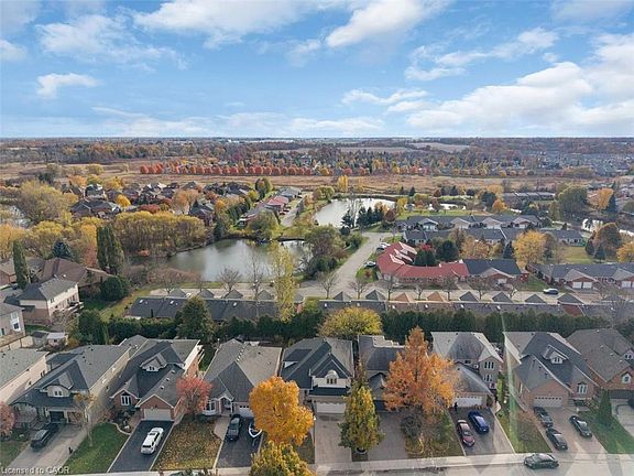 5th image of 90 Westlawn Dr