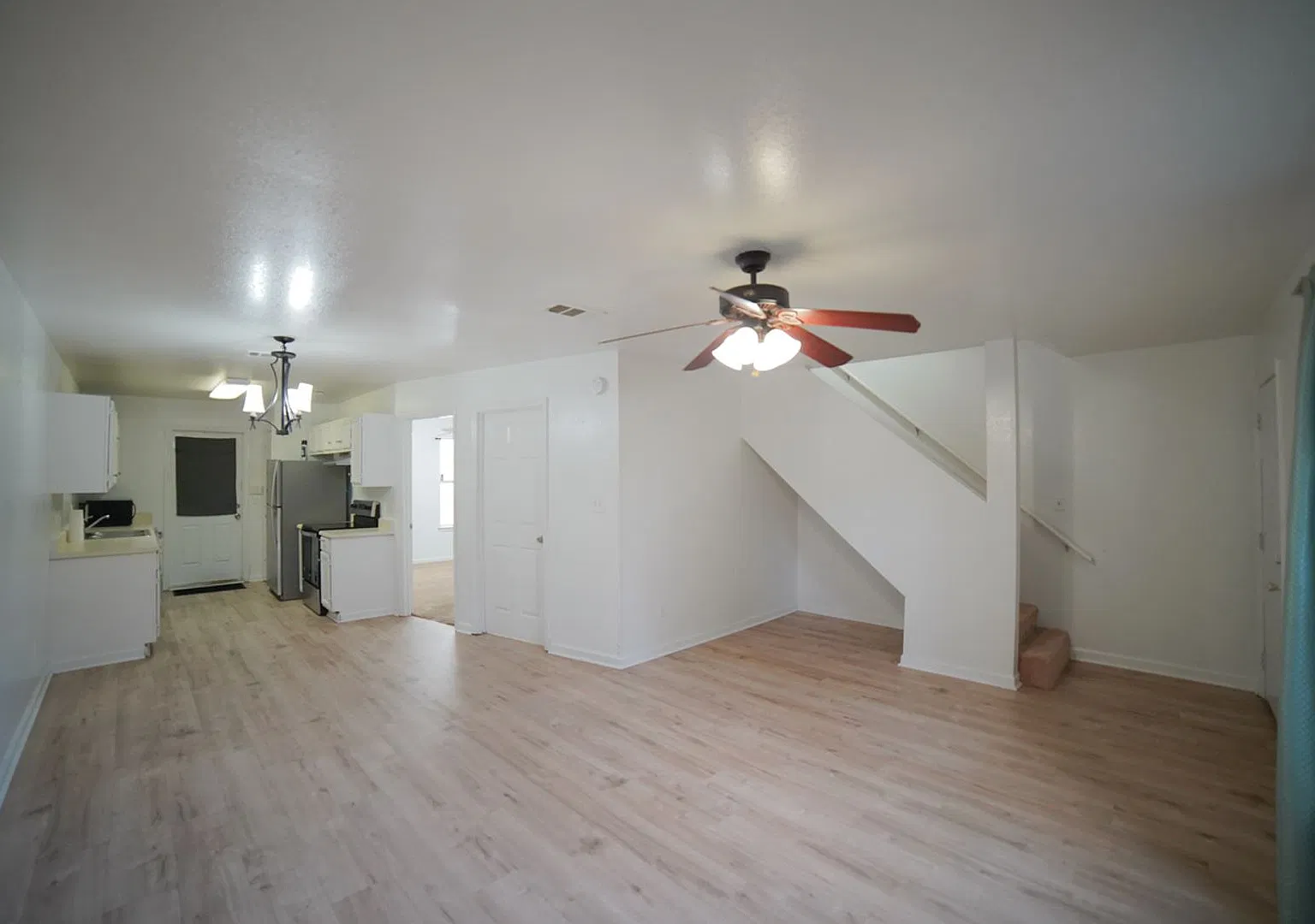 4 Bed / 3 Bathroom Townhome Off Ocala — Photo 2
