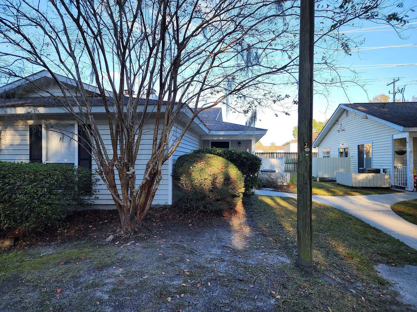 **Available Mid- September** Spacious 2 bedroom 2 bath townhome with walk in closets, fireplace, ... — Photo 2
