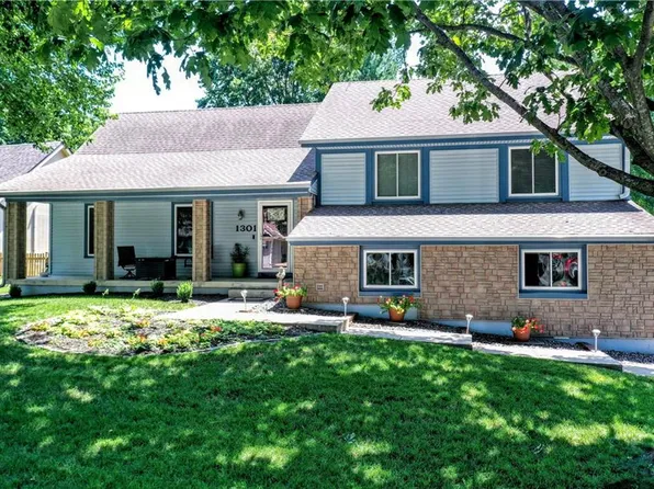 1301 NE Oakwood Dr, Lees Summit, MO 64086