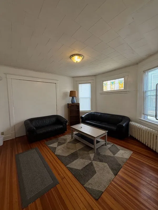 3 bed, 1.0 bath, 1044 sqft, $2,050 — Photo 3