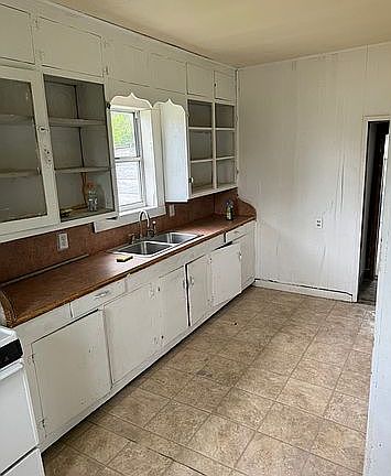 5th image of 218 W San Saba St