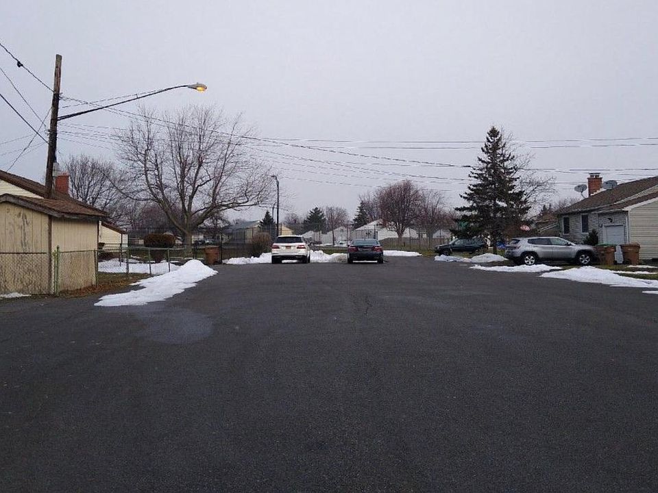 1st image of 32 Rockleigh Dr