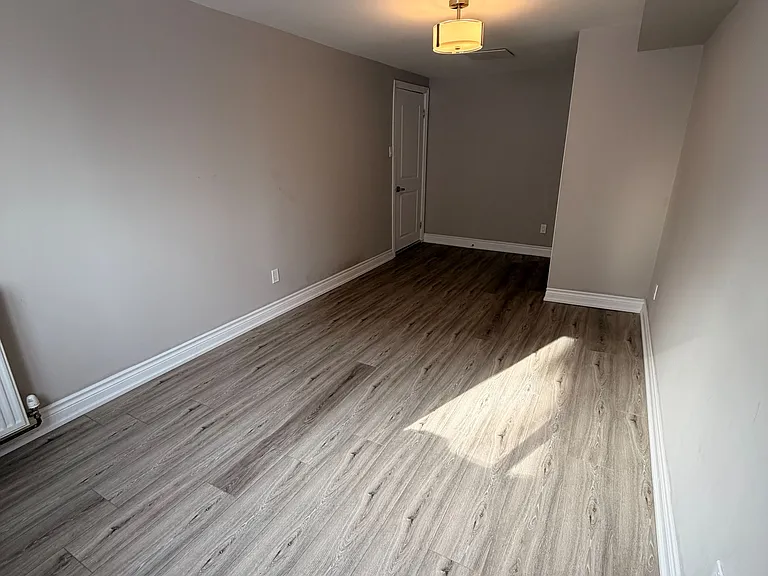 451 Leslie St — Photo 10