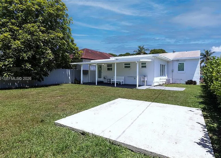 1950 SW 13th St — Photo 27