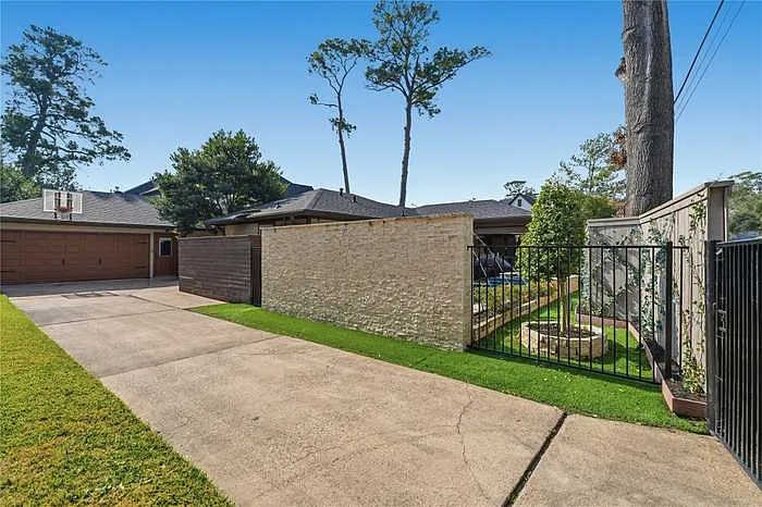 1534 Glourie Dr — Photo 15