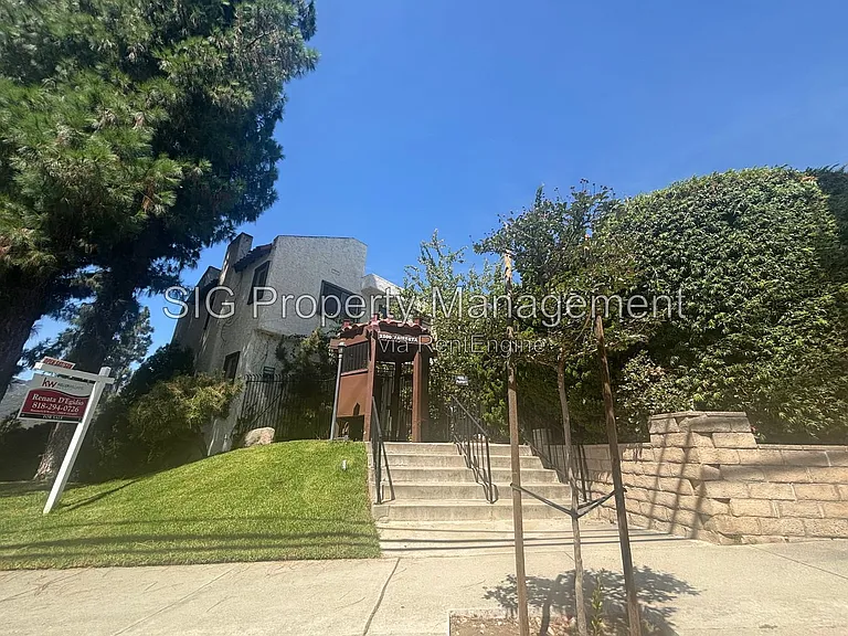 3200 Fairesta St #5 — Photo 32