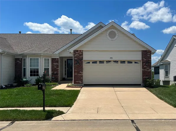 2511 Newpoint Dr, Ballwin, MO 63011