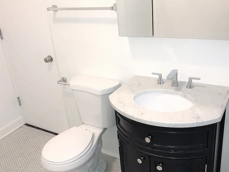 416 W Surf St #202 — Photo 7