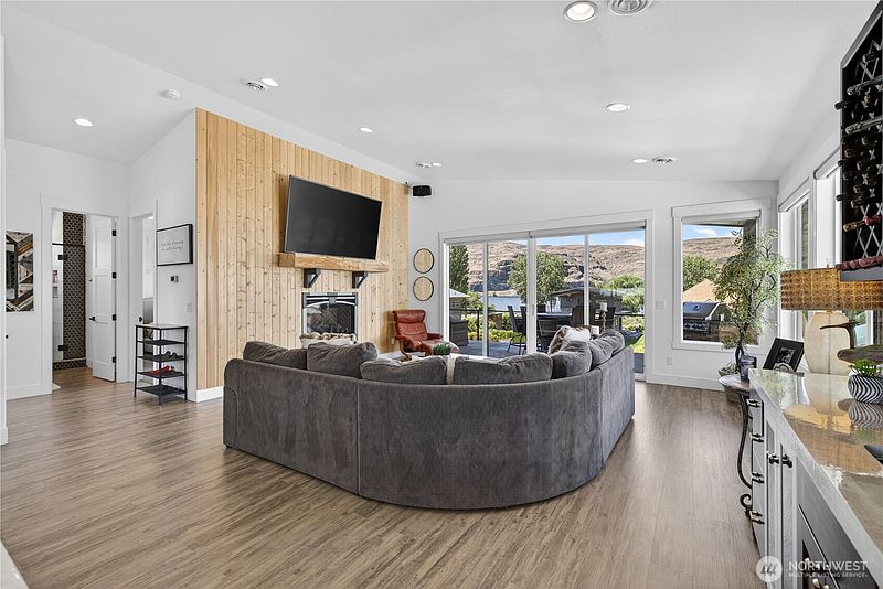 3rd image of 533 River Drive SW