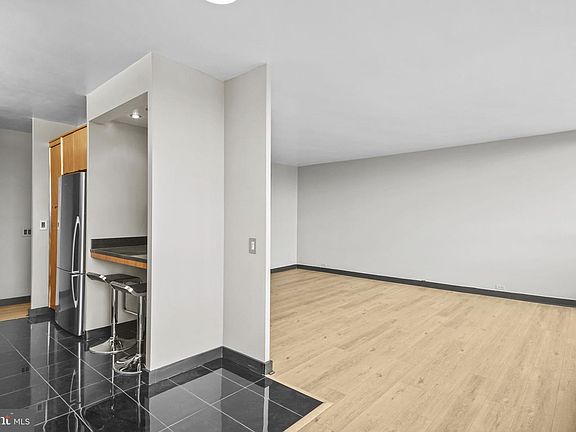 5th image of 4000 N Charles St Unit 706