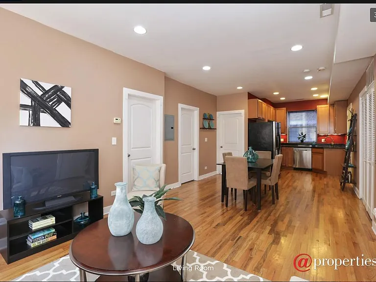 1430 N Maplewood Ave #302 — Photo 6
