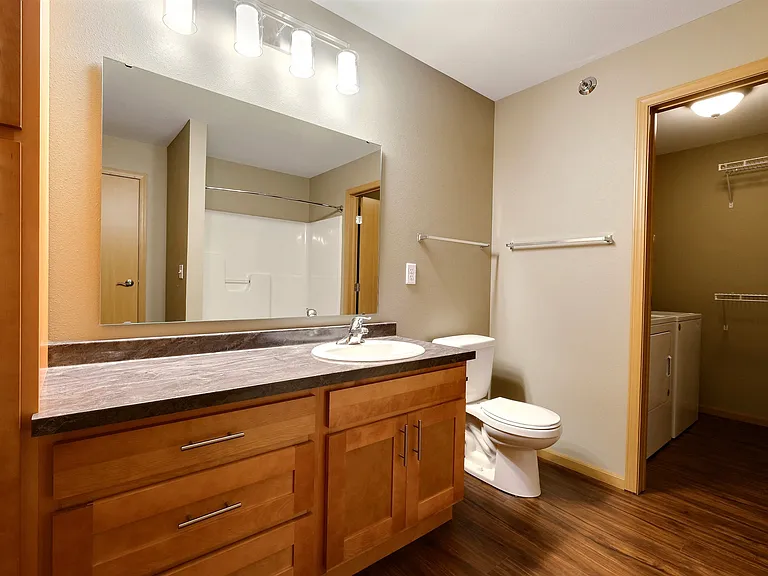 Fargo, ND Urban Plains Apartments | Bathroom