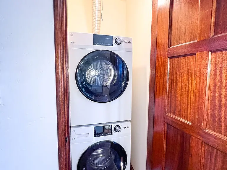Ten-O-Five Anhalt Apartments — Photo 13