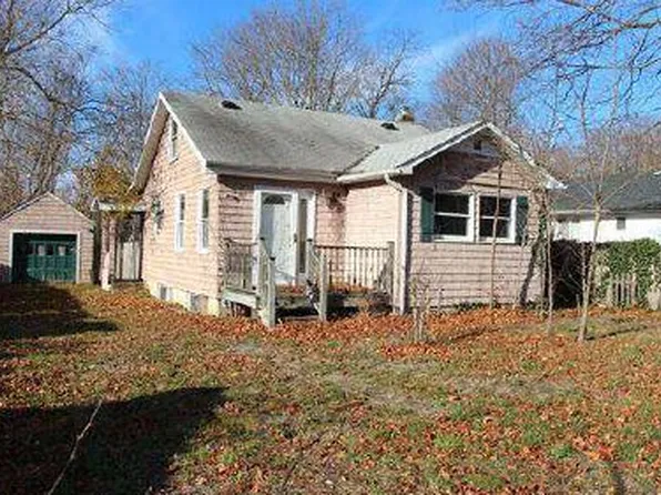1044 Waverly Ave, Holtsville, NY 11742