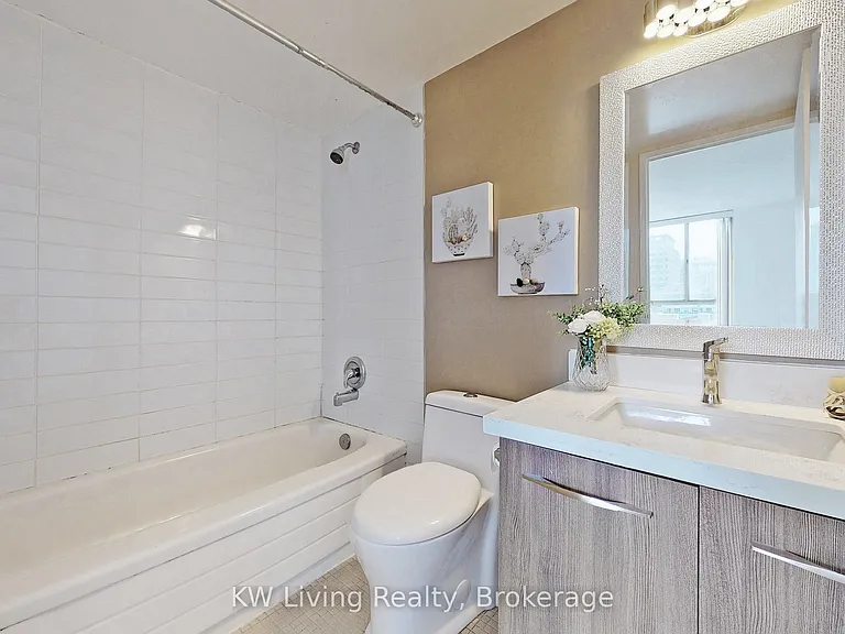 633 Bay St #814 — Photo 31