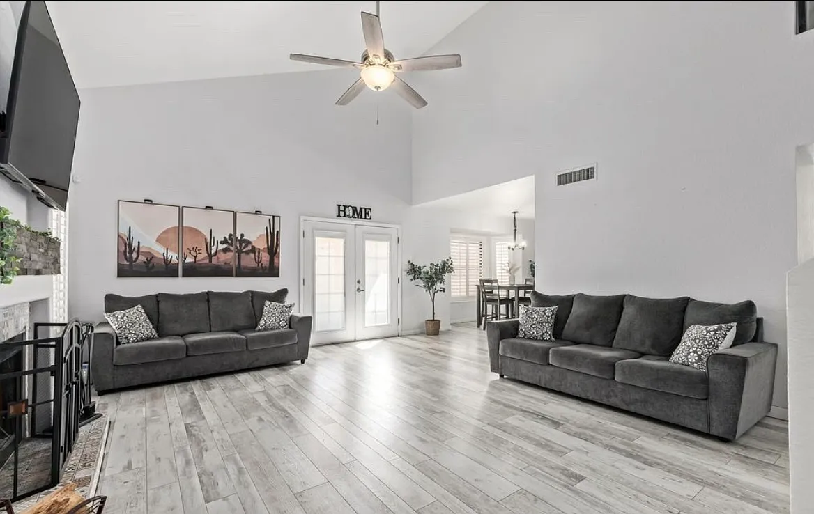 3 bed, 2.5 bath, 4295 sqft, $2,800 — Photo 2