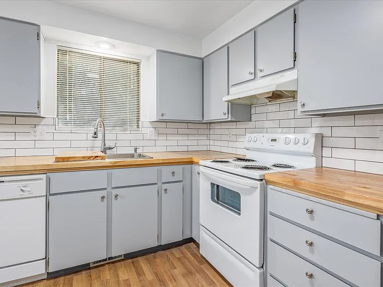 2302 W Canal St — Photo 4