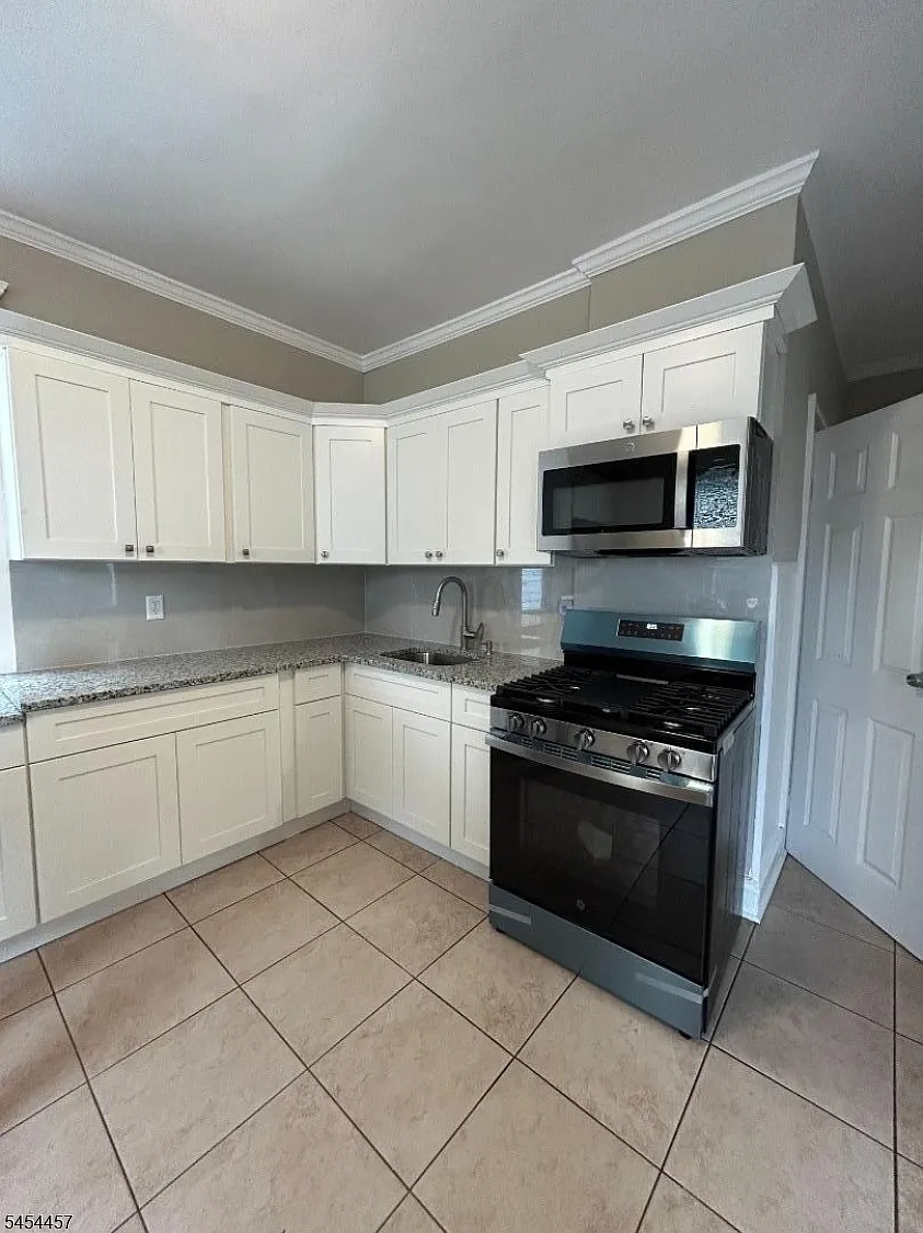 3 bed, 1.0 bath, 857 sqft, $2,950 — Photo 1