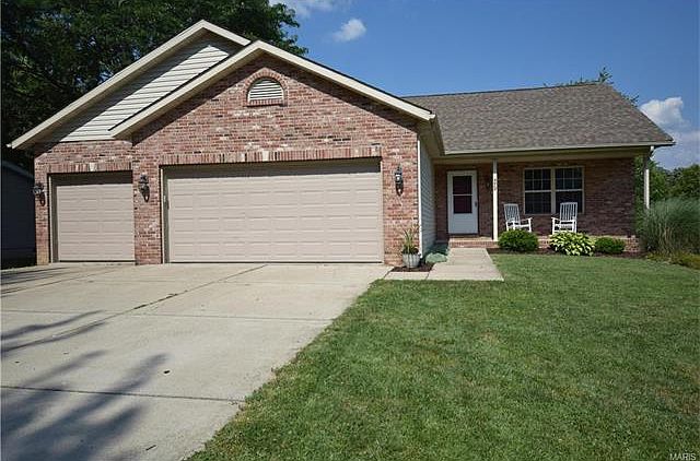 1st image of 579 Clover Dr
