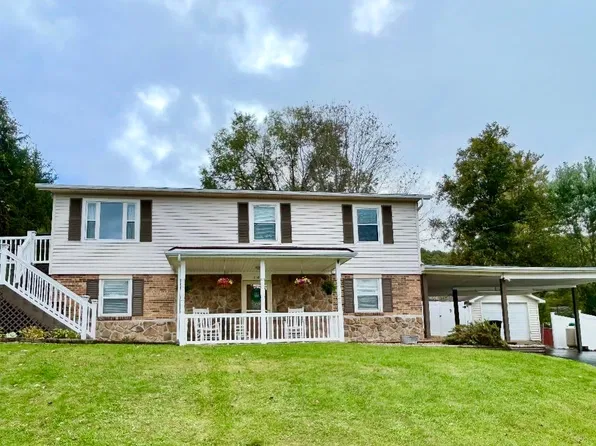 110 Roop Dr, Mount Hope, WV 25880