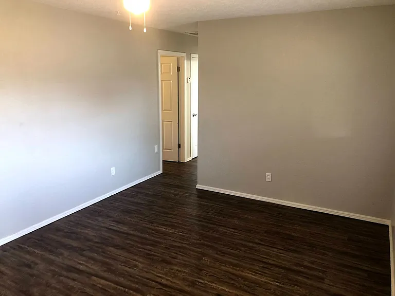 955 SW 4th Pl — Photo 3