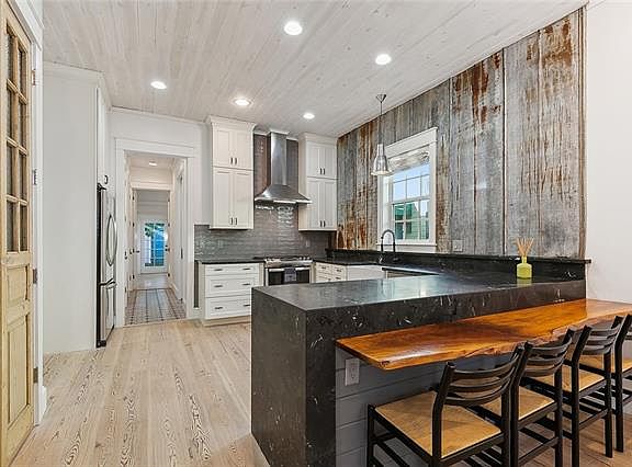 4th image of 4878 Annunciation St