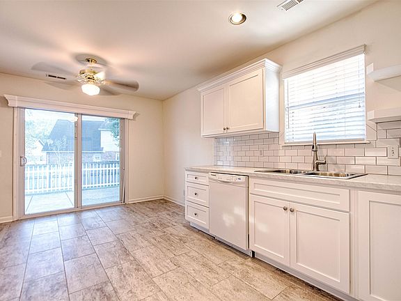 4th image of 2821 Turnberry Ln