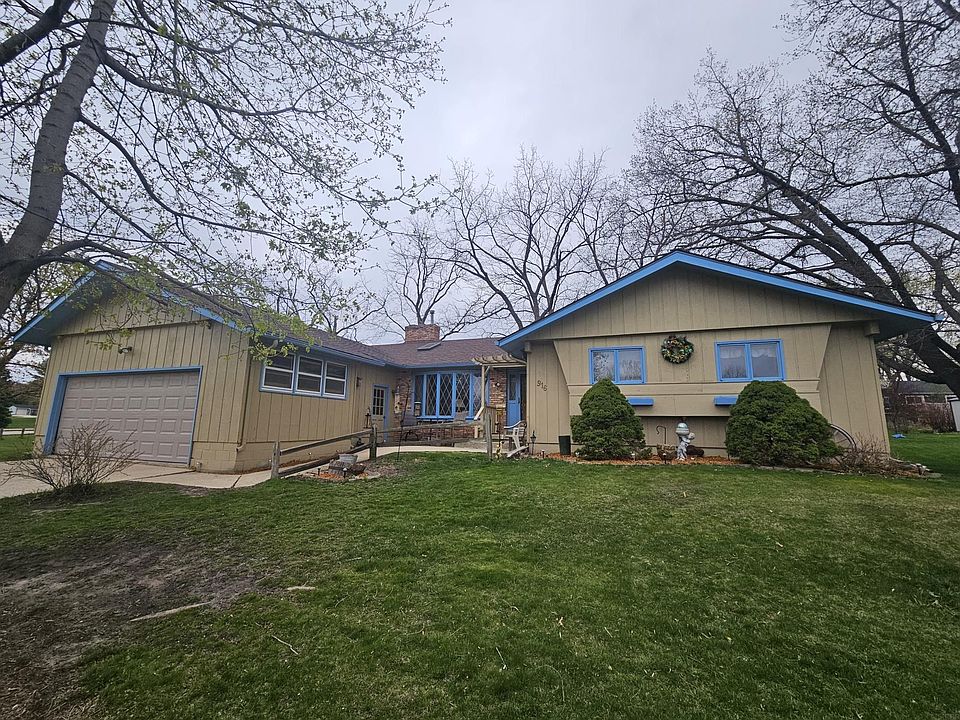 1st image of 916 1st St NE