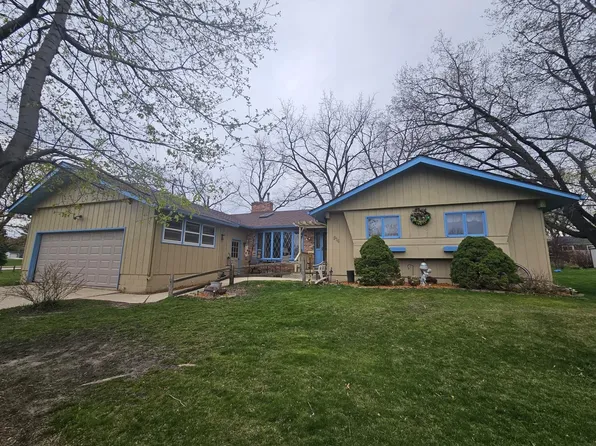 916 1st St NE, Oelwein, IA 50662