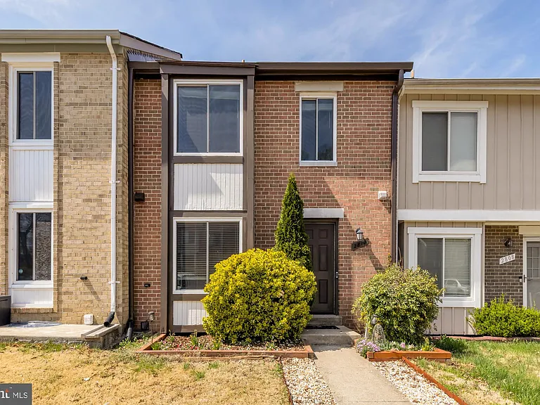 2810 Cambridge Dr — Photo 2
